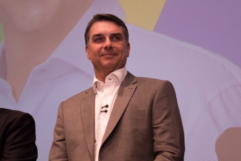 Flávio Bolsonaro se reúne com bancada do PL eleita em Brasília